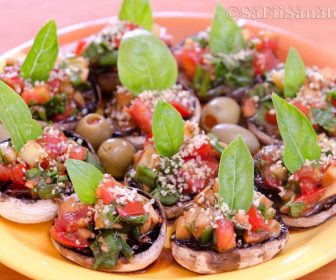 Ciuperci marinate umplute cu legume - ornate cu busuioc