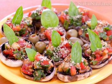 Ciuperci marinate umplute cu legume - ornate cu busuioc