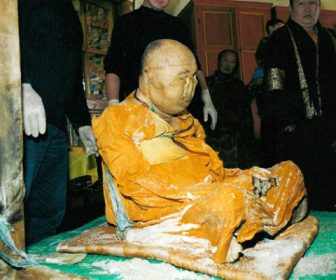 Calugar budist conservat natural